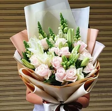 Нежный букет с лилией и розами 