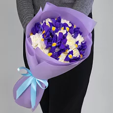 Букет с белыми гвоздиками и ирисами 