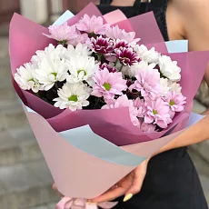 Букет из разноцветных кустовых хризантем