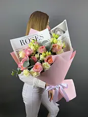 Букет нежных живых цветов из кустовых роз и эустомы в дизайнерской упаковке
