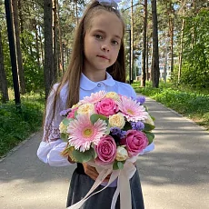 Коробка с герберами и розой