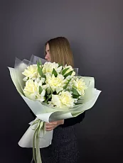 Букет из роз и альстромерии