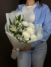 Нежный Букет живых цветов с белой альстромерией и хризантемой 