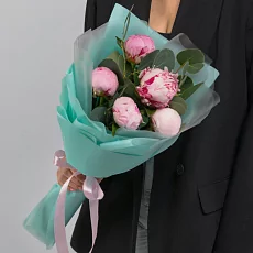 Сборный букет из 5 Пионов в упаковке