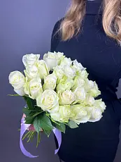 Букет живых цветов из 25 Белых Роз оформленный в дизайнерскую упаковку