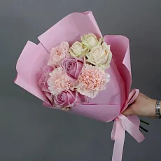 Композиция с Диантусами и нежными Розами