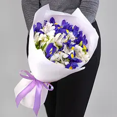 Букет живых цветов из ирисов и альстромерий в дизайнерской упаковке