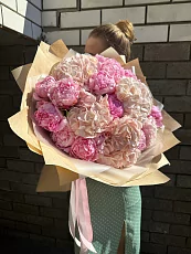 Букет розово белый из гортензий и пионов