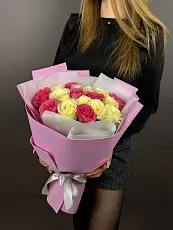 Нежный букет живых цветов из 17 роз микс в дизайнерской упаковке