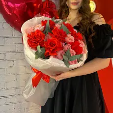 Композиция с рыжей розой в упаковке 