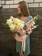 Коробка с розами и розовой гортензией 