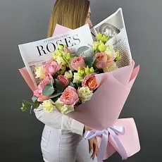 Нежный букет из кустовых роз и эустомы