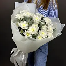 Нежный букет живых цветов из кустовой хризантемы и эвкалипта в дизайнерской упаковке