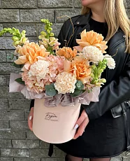 Композиция в коробке с гортензией и розой