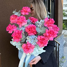 Композиция с гортензией и розовой розой