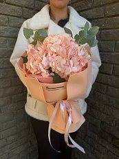 Букет с розовой гортензией и эвкалиптом