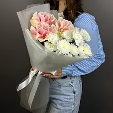 Букет из розовых роз и кустовой хризантемы 