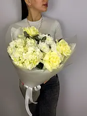 Стильный букет свежих цветов с гортензией и розами в авторской упаковке