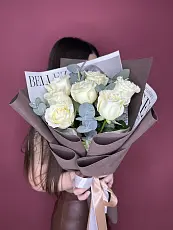 Букет живых цветов из 7  роз с эвкалиптом