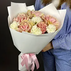 Букет живых цветов из диантусов и роз