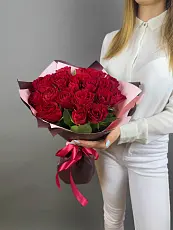 Букет живых цветов из 25 Красных Роз оформленный в дизайнерскую упаковку
