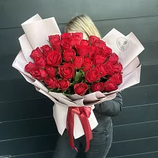Авторская композиция из 35 красных роз