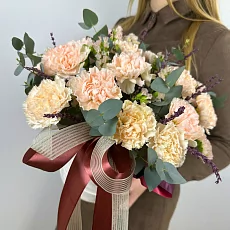 Шляпная коробка из диантусов и лаванды 