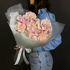 Розовый Букет Живых Цветов букет из диантусов и роз в дизайнерской упаковке