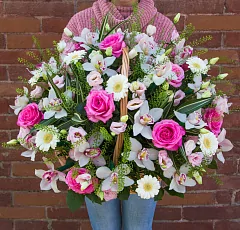 Корзина с розами и орхидеями