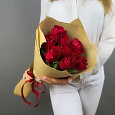 Букет живых цветов из красной розы премиум в крафтовой упаковке