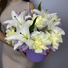 Композиция живых цветов с лилией и розами