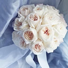 Букет невесты из бело кремовых пионовидных роз