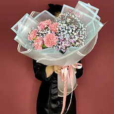 Букет живых цветов из Диантусов и Гипсофилы