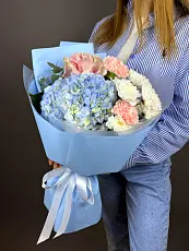 Букет живых цветов с гортензией и эквадорской розой