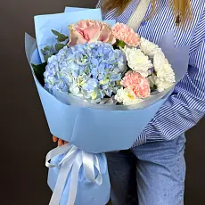Нежный букет живых цветов с голубой гортензией в дизайнерской упаковке