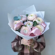 7 Ранункулюсов с эвкалиптом 