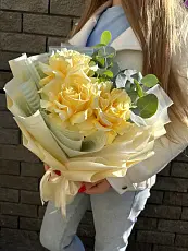 Букет живых цветов из 3 роз с эвкалиптом