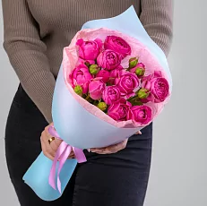 5 Малиновых кустовых роз в упаковке