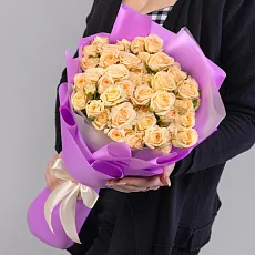 15 бежевых роз в упаковке