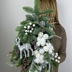 Цветы живые, Новогодняя композиция "Ёлка с оленем" в красивой корзине