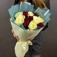 Букет из 11 роз в дизайнерской упаковке 