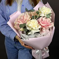 Нежный букет из роз и эвкалипта 