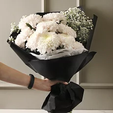 Траурный букет из хризантем и гипсофилы