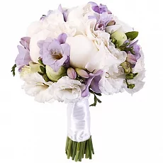 Букет с эустомой и пионами 