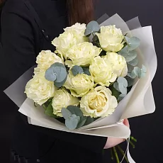 Нежные розы и эвкалипт