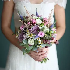 Букет невесты с  ромашками  и астильбой  