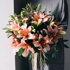 Букет из лилий и зелени 