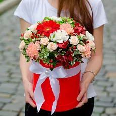 Шляпная коробка "Близкая и далекая"