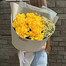 Букет из роз и матрикарии 