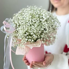 Белая гипсофила в шляпной  коробке 